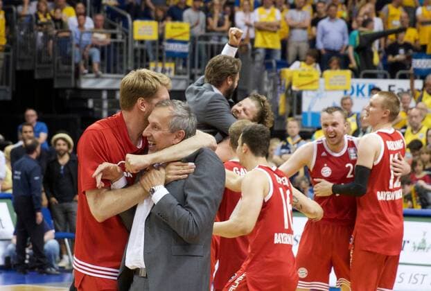 Basketball Berlin 04.06.2015 Beko-BBL 1. Bundesliga Saison 2014 2015 Playoff Halbfinale Spiel 5 Alba Berlin - FC Bayern München Jubel Bayern Emir Mutapcic Jan-Hendrik Jagla (München, No.45) Marko Pesic John Bryant (München, No.54) hi.