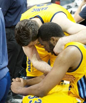 Basketball Berlin 04.06.2015 Beko-BBL 1. Bundesliga Saison 2014 2015 Playoff Halbfinale Spiel 5 Alba Berlin - FC Bayern München Jamel McLean (Alba Berlin, No.33) Marko Banic (Alba Berlin, No.13) niedergeschlagen