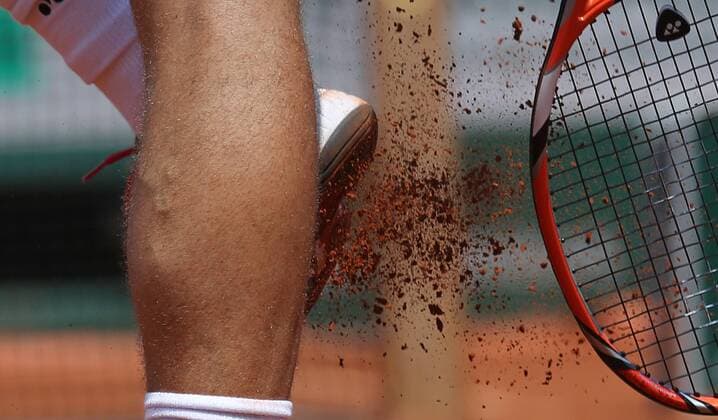Stan Wawrinka of Switzerland dislodges clay from his shoe during his French Open men s semifinal match against Jo-Wilfried Tsonga of France at Roland Garros in Paris on June 5, 2015.  PAR20150605703 DAVIDxSILPA