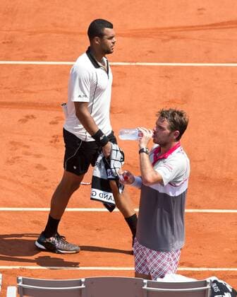 Jo-Wilfried Tsonga (FRA) geht vorbei an Stan Wawrinka beim Seitenwechsel,von oben Tennis - French Open 2015 - Grand Slam ITF ATP Tennis Herren WTA Tennis Damen - Roland Garros - Paris - - France - 5 June 2015.