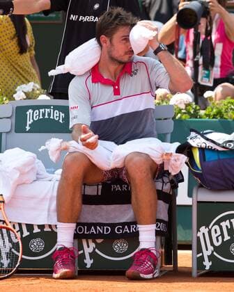 Stanislas Wawrinka (SUI) sitzt auf der Bank während Spielpause mit Eispack im Nacken,Hitze, Tennis - French Open 2015 - Grand Slam ITF ATP Tennis Herren WTA Tennis Damen - Roland Garros - Paris - - France - 5 June 2015.
