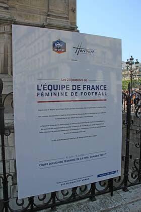Fotoausstellung mit Bildern von Spielerinnen der französischen Fußball Nationalmannschaft - Hotel de ville de Paris - Paris - 05 06 2015 BaptistePerusat Panoramic 