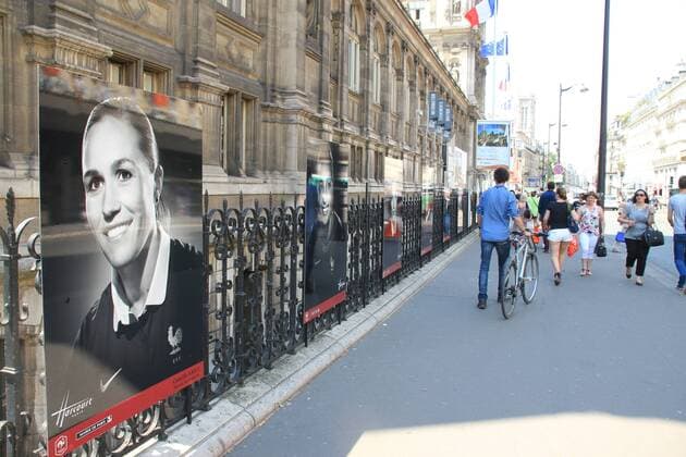 Fotoausstellung mit Bildern von Spielerinnen der französischen Fußball Nationalmannschaft - Hotel de ville de Paris - Camille Abily - Paris - 05 06 2015 BaptistePerusat Panoramic 