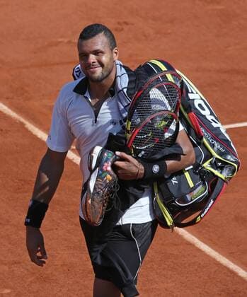 Jo-Wilfried Tsonga of France acknowledges the crowd after losing his French Open men s semifinal match against Stan Wawrinka of Switzerland at Roland Garros in Paris on June 5, 2015. Wawrinka defeated Tsonga 6-3, 6-7 (1), 7-6 (3), 6-4 to advance to the final round.  PAR20150605735 DAVIDxSILPA