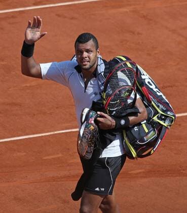 Jo-Wilfried Tsonga of France acknowledges the crowd after losing his French Open men s semifinal match against Stan Wawrinka of Switzerland at Roland Garros in Paris on June 5, 2015. Wawrinka defeated Tsonga 6-3, 6-7 (1), 7-6 (3), 6-4 to advance to the final round.  PAR20150605733 DAVIDxSILPA