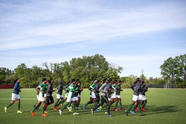 June 5, 2015 - Winnipeg - practice session of Nigeria. kod CS 57669 News - June 5, 2015  - ZUMAb138
