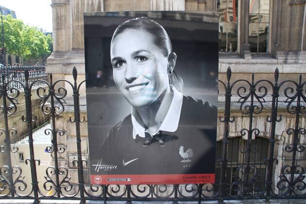 Fotoausstellung mit Bildern von Spielerinnen der französischen Fußball Nationalmannschaft - Camille Abily - Hotel de ville de Paris - Paris - 05 06 2015 BaptistePerusat Panoramic 