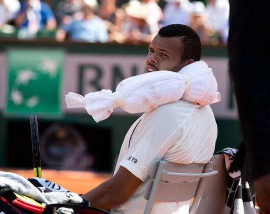 Jo-Wilfried Tsonga (FRA) sitzt auf dem Stuhl während der Spielpause mit einem Eispack im Nacken,Hitze, Tennis - French Open 2015 - Grand Slam ITF ATP Tennis Herren WTA Tennis Damen - Roland Garros - Paris - - France - 5 June 2015.