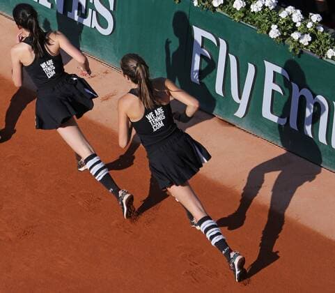 Ball girls run off the court during the French Open men s semifinal match between Andy Murray of Great Britain and Novak Djokovic of Serbia at Roland Garros in Paris on June 5, 2015.  PAR20150605745 DAVIDxSILPA
