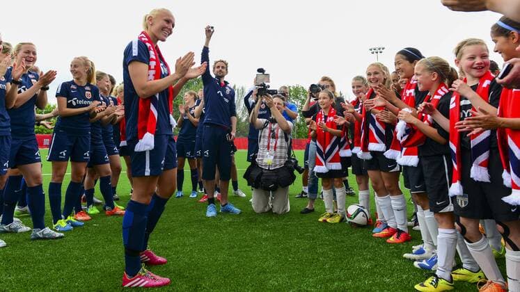June 5, 2015 - Ottawa, Ontario, Canada - June 05, 2015: Members of the Ottawa South United soccer team wish Team Norway defender Maria Thorisdottir (centre) a Happy Birthday after the Norway team training session at Algonquin College in Ottawa, Canada prior to the start of the FIFA 2015 Women s World Cup. Soccer: FIFA 2015 Women s World Cup - Norway Training Session. - ZUMAk120