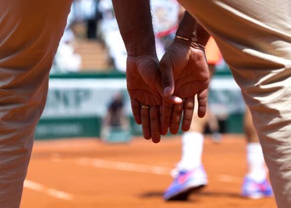 French Open 2015 , Linienrichter Hände durch seine Beine fotografiert zeigen an das der Ball gut war, Zeichensprache, Tennis - French Open 2015 - Grand Slam ITF ATP Tennis Herren WTA Tennis Damen - Roland Garros - Paris - - France - 27 May 2015. Juergen Hasenkopf