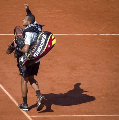 Jo-Wilfried Tsonga of France leaves the court after the men s singles semifinal against Stan Wawrinka of Switzerland at 2015 French Open tennis tournament at Roland Garros in Paris June 5, 2015. Wawrinka won 3-1 and advanced to the final. ) (SP)FRANCE-PARIS-TENNIS-FRENCH OPEN ChenxXiaowei 