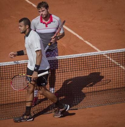 Jo-Wilfried Tsonga (L) of France and Stan Wawrinka of Switzerland are seen after their men s singles semifinal at 2015 French Open tennis tournament at Roland Garros in Paris June 5, 2015. Wawrinka won 3-1 and advanced to the final. ) (SP)FRANCE-PARIS-TENNIS-FRENCH OPEN ChenxXiaowei 