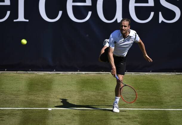 Aktion Peter Gojowczyk (GER) Aufschlag Qualifikation 06.06.2015 Tennis Mercedes-Cup Stuttgart Weißenhof TC Weissenhof Mercedescup Mercedes Cup 06.06..-14.06.2015 Mercedes-Cup Stuttgart Weißenhof 2015