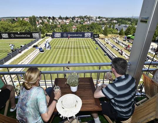 Blick von der Sky Lounge Restaurant auf Spielfeld Mercedes Court über die Dächer von Stuttgart Killesberg mit Höhenpark Impression Qualifikation 06.06.2015 Tennis Mercedes-Cup Stuttgart Weißenhof TC Weissenhof Mercedescup Mercedes Cup 06.06..-14.06.2015 Mercedes-Cup Stuttgart Weißenhof 2015