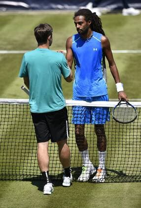 Aktion Dustin Brown (GER) (rechts) nimmt Gratulation entgegen von Sebastian Sachs (GER) (links) Qualifikation 06.06.2015 Tennis Mercedes-Cup Stuttgart Weißenhof TC Weissenhof Mercedescup Mercedes Cup 06.06..-14.06.2015 Mercedes-Cup Stuttgart Weißenhof 2015