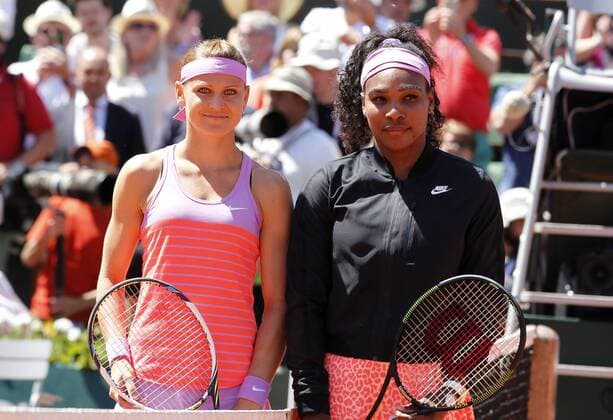 (150606) -- PARIS, June 6, 2015 -- Serena Williams of the United States and Lucie Safarova of Czech Republic pose for a group photo prior to the women s singles final at 2015 French Open tennis tournament at Roland Garros, in Paris, France on June 6, 2015. ) HanxYan 