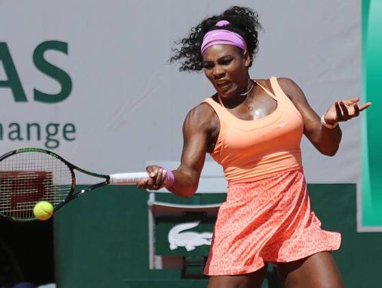 American Serena Williams hits a shot during her French Open women s final match against Lucie Safarova of the Czech Republic at Roland Garros in Paris on June 6, 2015.  PAR20150606714 DAVIDxSILPA
