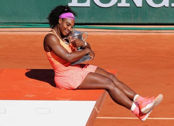 (150607) -- PARIS, Serena Williams of the United States poses with her trohpy after winning the women s singles final at 2015 French Open tennis tournament at Roland Garros, in Paris, France on June 6, 2015. Serena Williams claimed the 20th Grand Slam title by winning 2-1. ) HanxYan 