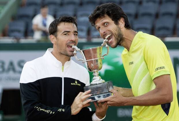 TENNIS - ATP Tennis Herren French Open 2015 PARIS,FRANCE,06.JUN.15 - TENNIS - ATP World Tour, Grand Slam, Roland Garros, French Open, doubles, final. Image shows Ivan Dodig (CRO) and Marcelo Melo (BRA). Keywords: trophy. GEPAxpictures xMatthiasxHauer