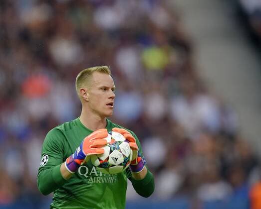 06.06.2015, Fussball Champions League Finale 2014 2015 im Olympiastadion Berlin, Juventus Turin - FC Barcelona Barca Torwart Marc-Andre ter Stegen (FC Barcelona) hat den Ball. 