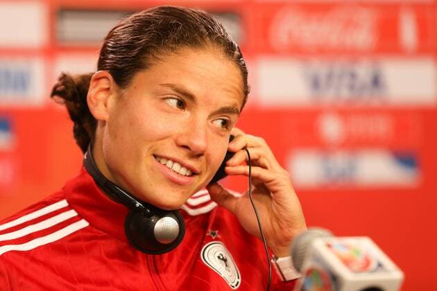 Annike Krahn (Deutschland) lauscht dem Dolmetcher, Ohr am Mikrofon, Fussball, FIFA Frauen-WM 2015, Pressekonferenz vor dem Spiel gegen die Elfenbeinküste, xozx