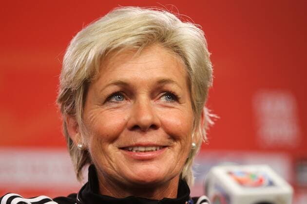 Silvia Neid (Trainerin, Coach, Deutschland), lacht, lachen, fröhlich, strahlend, optimistisch, Vorfreude auf das Spiel gegen die Elfenbeinküste (Ivory Coast, Cote d Ivoire), Fussball, FIFA Frauen-WM 2015, Pressekonferenz vor dem Spiel gegen die Elfenbeinküste, xozx