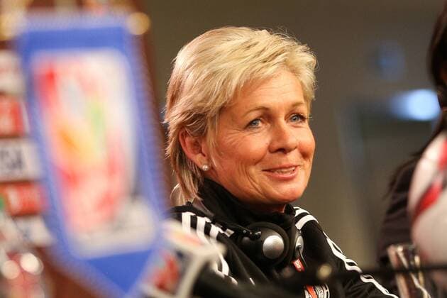 Silvia Neid (Trainerin, Coach, Deutschland), lacht, lachen, fröhlich, strahlend, optimistisch, Vorfreude auf das Spiel gegen die Elfenbeinküste (Ivory Coast, Cote d Ivoire), Fussball, FIFA Frauen-WM 2015, Pressekonferenz vor dem Spiel gegen die Elfenbeinküste, xozx