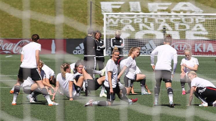 Blick durch das Tornetz, die DFB-Frauen bereiten sich auf das Spiel gegen die Elfenbeinküste vordas Tornetz, die DFB-Frauen bereiten sich auf das Spiel gegen die Elfenbeinküste vor, Fussball, FIFA Frauen-WM 2015, Training, xozx
