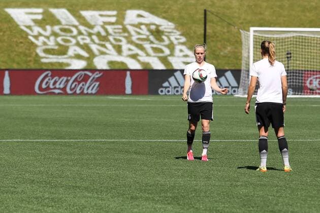 v.li.: Pauline Bremer und Lena Petermann (beide Deutschland) trainieren vor dem Schriftzug FIFA Women s World Cup Canada 2015 , Symbolfoto, Symbolbild, Fussball, FIFA Frauen-WM 2015, Training, xozx