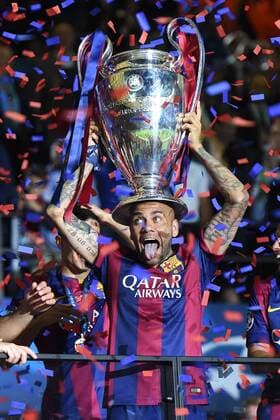 Fußball Champions League Finale Juventus Turin - FC Barcelona Barca am 06.06.2015 im Olympia Stadion in Berlin Daniel Alves ( Barcelona ) mit dem Champions League-Pokal