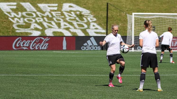 v.li.: Pauline Bremer und Lena Petermann (beide Deutschland) trainieren vor dem Schriftzug FIFA Women s World Cup Canada 2015 , Symbolfoto, Symbolbild, Fussball, FIFA Frauen-WM 2015, Training, xozx