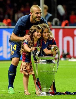 06.06.2015, xjhx, Fussball Champions League, Juventus Turin - FC Barcelona Barca v.l. Javier Mascherano (FC Barcelona) mit seiner Toechtern jubeln jubelt nach Spielende und dem UEFA Champions League Pokal Europapokal Europapokal der Landesmeister Trophae