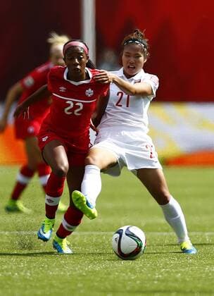 China s Wang Lisi (R) vies for the ball with Canada s Ashley Lawrence during the opening match between China and Canada at the 2015 FIFA Women s World Cup at Commonwealth Stadium in Edmonton, Canada, June 6, 2015. ) (SP)CANADA-EDMONTON-FIFA WOMEN S WORLD CUP-OPENING MATCH-CAN VS CHN DingxXu 