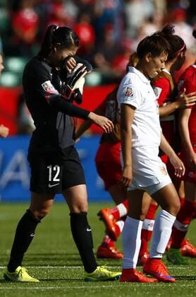 China s goalie Wang Fei (L) weeps as she leaves the field after a Group A match between China and Canada at the 2015 FIFA Women s World Cup finals in the Commonwealth Stadium in Edmonton, Canada, on June 6, 2015. China lost 0-1. ) (SP)CANADA-EDMONTON-FIFA WOMEN S WORLD CUP-GROUP A-CHN VS CAN DingxXu 