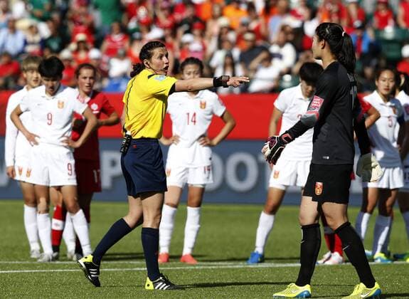 China s goalie Wang Fei reacts after referee Kateryna Monzul of Ukraine gives a penalty to Canada during the opening match between China and Canada at the 2015 FIFA Women s World Cup finals in the Commonwealth Stadium in Edmonton, Canada, on June 6, 2015. China lost 0-1. ) (SP)CANADA-EDMONTON-FIFA WOMEN S WORLD CUP-GROUP A-CHN VS CAN WangxLili 