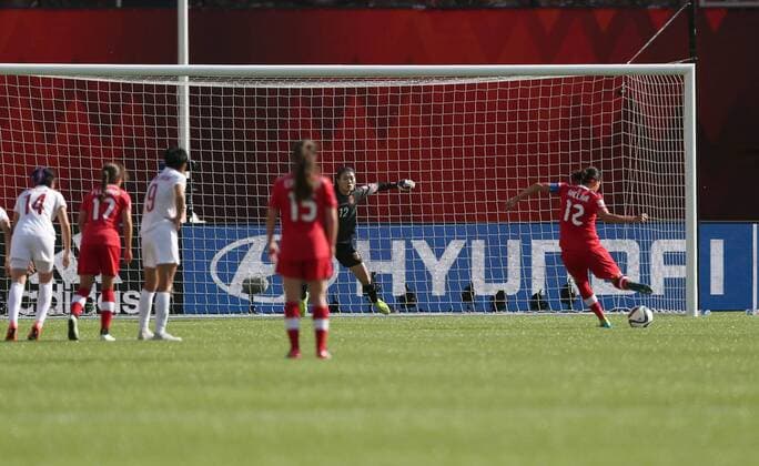 Christine Sinclair takes penalty kick during the opening match between China and Canada at the 2015 FIFA Women s World Cup finals in the Commonwealth Stadium in Edmonton, Canada, on June 6, 2015. China lost 0-1. ) (SP)CANADA-EDMONTON-FIFA WOMEN S WORLD CUP-GROUP A-CHN VS CAN QinxLang 