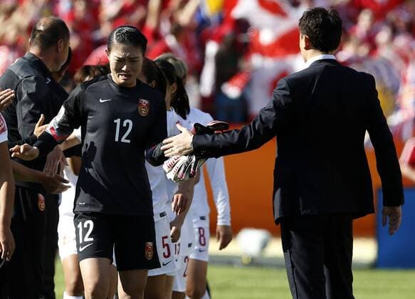 China s goalie Wang Fei (L) weeps as she leaves the field after a Group A match between China and Canada at the 2015 FIFA Women s World Cup finals in the Commonwealth Stadium in Edmonton, Canada, June 6, 2015. China lost 0-1. ) (SP)CANADA-EDMONTON-FIFA WOMEN S WORLD CUP-GROUP A-CHN VS CAN WangxLili 