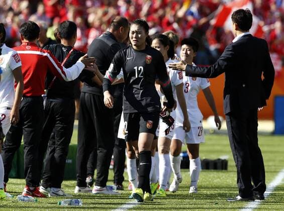 China s goalie Wang Fei (C) weeps as she leaves the field after a Group A match between China and Canada at the 2015 FIFA Women s World Cup finals in the Commonwealth Stadium in Edmonton, Canada, June 6, 2015. China lost 0-1. ) (SP)CANADA-EDMONTON-FIFA WOMEN S WORLD CUP-GROUP A-CHN VS CAN WangxLili 