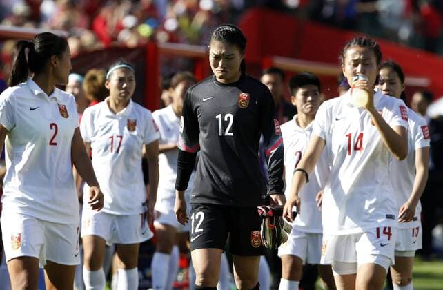 China s goalie Wang Fei (C) weeps as she leaves the field after a Group A match between China and Canada at the 2015 FIFA Women s World Cup finals in the Commonwealth Stadium in Edmonton, Canada, June 6, 2015. China lost 0-1. ) (SP)CANADA-EDMONTON-FIFA WOMEN S WORLD CUP-GROUP A-CHN VS CAN WangxLili 
