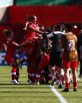 Players of Canada celebrate after scoring a penalty kick during a Group A match between China and Canada at the 2015 FIFA Women s World Cup finals in the Commonwealth Stadium in Edmonton, Canada, June 6, 2015. China lost 0-1. ) (SP)CANADA-EDMONTON-FIFA WOMEN S WORLD CUP-GROUP A-CHN VS CAN DingxXu 