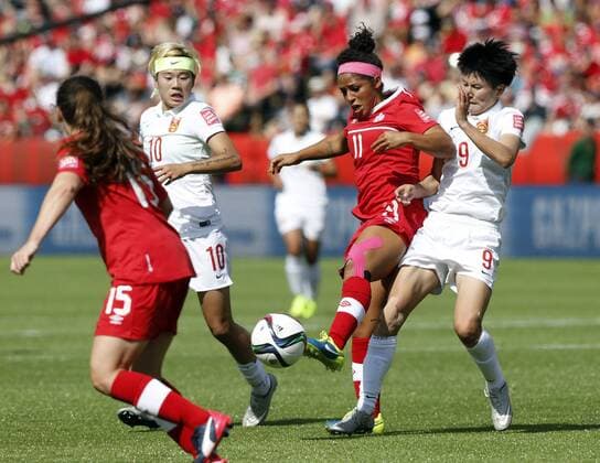Canada s Desiree Scott (2nd R) breaks through during a Group A match between China and Canada at the 2015 FIFA Women s World Cup finals in the Commonwealth Stadium in Edmonton, Canada, June 6, 2015. China lost 0-1. ) (SP)CANADA-EDMONTON-FIFA WOMEN S WORLD CUP-GROUP A-CHN VS CAN WangxLili 