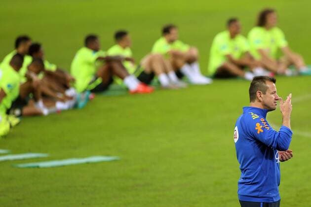 Aktuell Fußball, Training Nationalteam Brasilien Head coach Carlos Caetano Bledorn Verri, known as Dunga, of Brazil s national soccer team, takes part a training session in Sao Paulo, Brazil, on June 6, 2015. Brazil will face Mexico in a friendly match on Sunday, before their participation in the Copa America 2015 finals, to be held in Chile from June 11 to July 4. Rahel Patrasso) (da) (SP)BRAZIL-SAO PAULO-SOCCER-TRAINING e RahelxPatrasso 