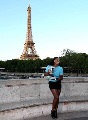 Aktuell Tennis, Grand Slam, French Open in Paris, Serena Williams Fotoshooting Serena Williams of the United States poses with the trophy in front of the Eiffel Tower after beating Lucie Safarova of the Czech Republic in the women s singles final at the 2015 French Open tennis tournament, in Paris June 6, 2015. Serena Williams on Saturday claimed the third French Open champion and also the 20th Grand Slam title after winning the final 2-1. ) (SP)FRANCE-PARIS-TENNIS-SERENA WILLIAMS HanxYan 