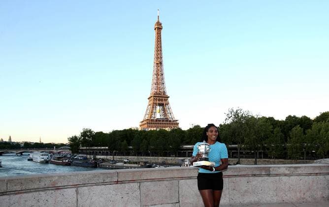 Aktuell Tennis, Grand Slam, French Open in Paris, Serena Williams Fotoshooting Serena Williams of the United States poses with the trophy in front of the Eiffel Tower after beating Lucie Safarova of the Czech Republic in the women s singles final at the 2015 French Open tennis tournament, in Paris June 6, 2015. Serena Williams on Saturday claimed the third French Open champion and also the 20th Grand Slam title after winning the final 2-1. ) (SP)FRANCE-PARIS-TENNIS-SERENA WILLIAMS HanxYan 
