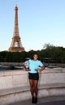 Aktuell Tennis, Grand Slam, French Open in Paris, Serena Williams Fotoshooting Serena Williams of the United States poses with the trophy in front of the Eiffel Tower after beating Lucie Safarova of the Czech Republic in the women s singles final at the 2015 French Open tennis tournament, in Paris June 6, 2015. Serena Williams on Saturday claimed the third French Open champion and also the 20th Grand Slam title after winning the final 2-1. ) (SP)FRANCE-PARIS-TENNIS-SERENA WILLIAMS HanxYan 