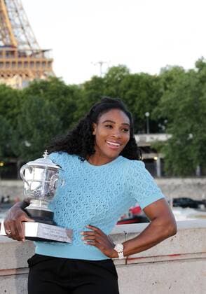 Aktuell Tennis, Grand Slam, French Open in Paris, Serena Williams Fotoshooting Serena Williams of the United States poses with the trophy in front of the Eiffel Tower after beating Lucie Safarova of the Czech Republic in the women s singles final at the 2015 French Open tennis tournament, in Paris June 6, 2015. Serena Williams on Saturday claimed the third French Open champion and also the 20th Grand Slam title after winning the final 2-1. ) (SP)FRANCE-PARIS-TENNIS-SERENA WILLIAMS HanxYan 