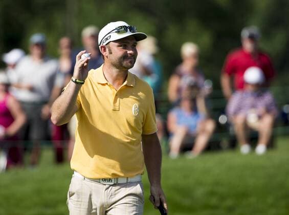 Aktuell Golf, Memorial Tournament in Dublin Andy Sullivan greets the audiences after putting in the 18th hole on Day 3 of the Memorial Tournament at the United Center in Columbus, the United States, June 6, 2015. ) (SP)U.S.-COLUMBUS-GOLF-MEMORIAL TingxShen 
