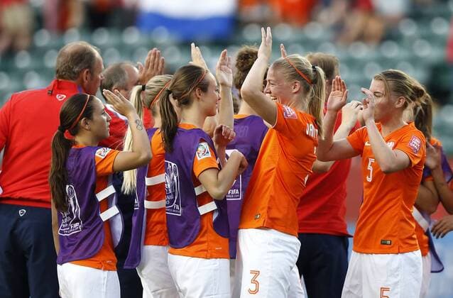 Players of the Netherlands celebrates after the group A match between New Zealand and the Netherlands at the 2015 FIFA Women s World Cup in Edmonton, Canada, June 6, 2015. The Netherlands won 1-0. ) (SP)CANADA-EDMONTON-FIFA WOMEN S WORLD CUP-GROUP A-NZL VS NED WangxLili 
