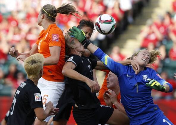 Loes Geurts (1st R), goalie of the Netherlands, competes during the group A match between New Zealand and the Netherlands at the 2015 FIFA Women s World Cup in Edmonton, Canada, June 6, 2015. The Netherlands won 1-0. ) (SP)CANADA-EDMONTON-FIFA WOMEN S WORLD CUP-GROUP A-NZL VS NED WangxLili 